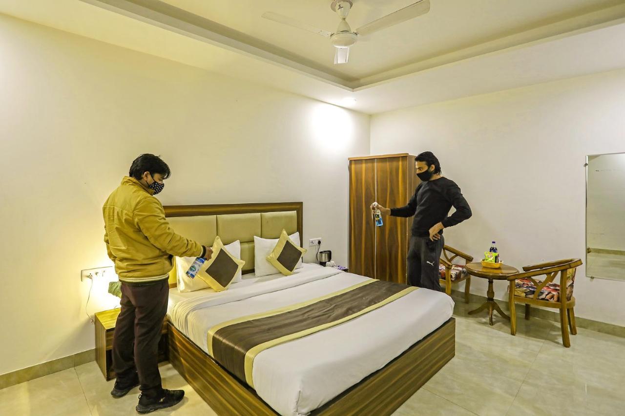 Fabhotel White House Bnb - Nr Yashobhoomi Convention Centre Дели Экстерьер фото