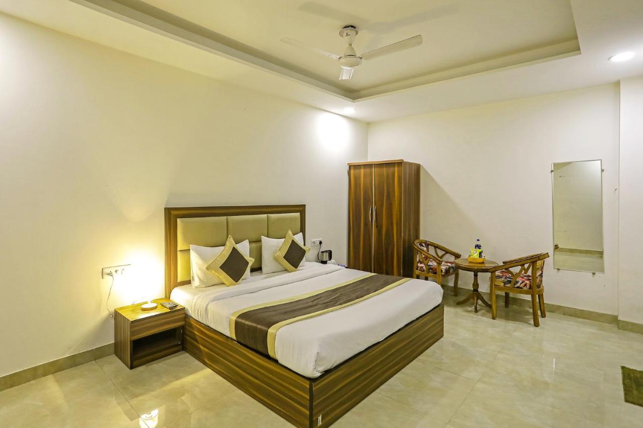 Fabhotel White House Bnb - Nr Yashobhoomi Convention Centre Дели Экстерьер фото